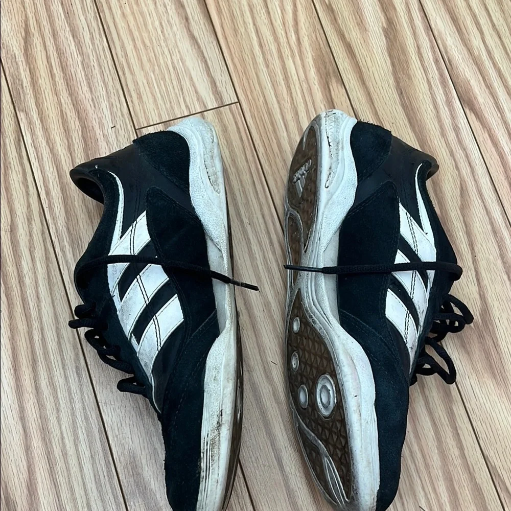 Adidas Black and White Athletic Shoes with Classic Design - Picture 3 of 5